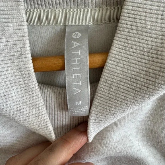 Athleta funnel neck light gray long sleeve zipper sweatshirt size medium - Picture 6 of 7